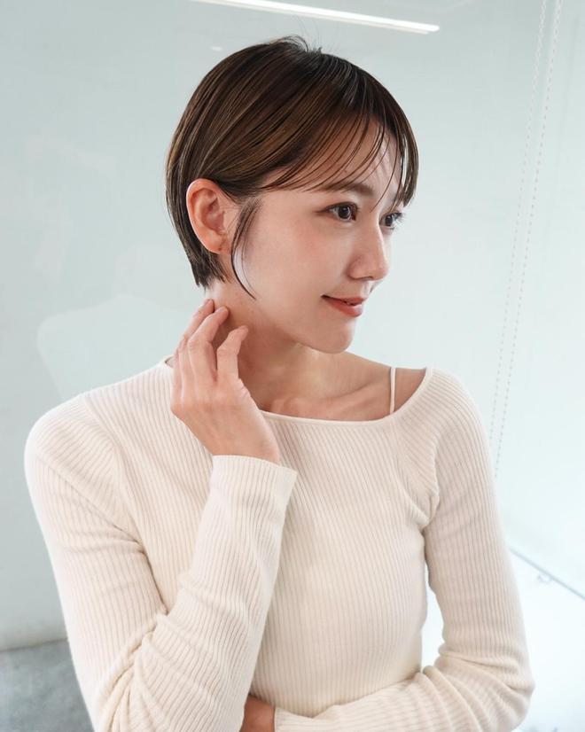 尊龙凯时官方app下载打造精致利落的女士露耳短发：蓬松线条感